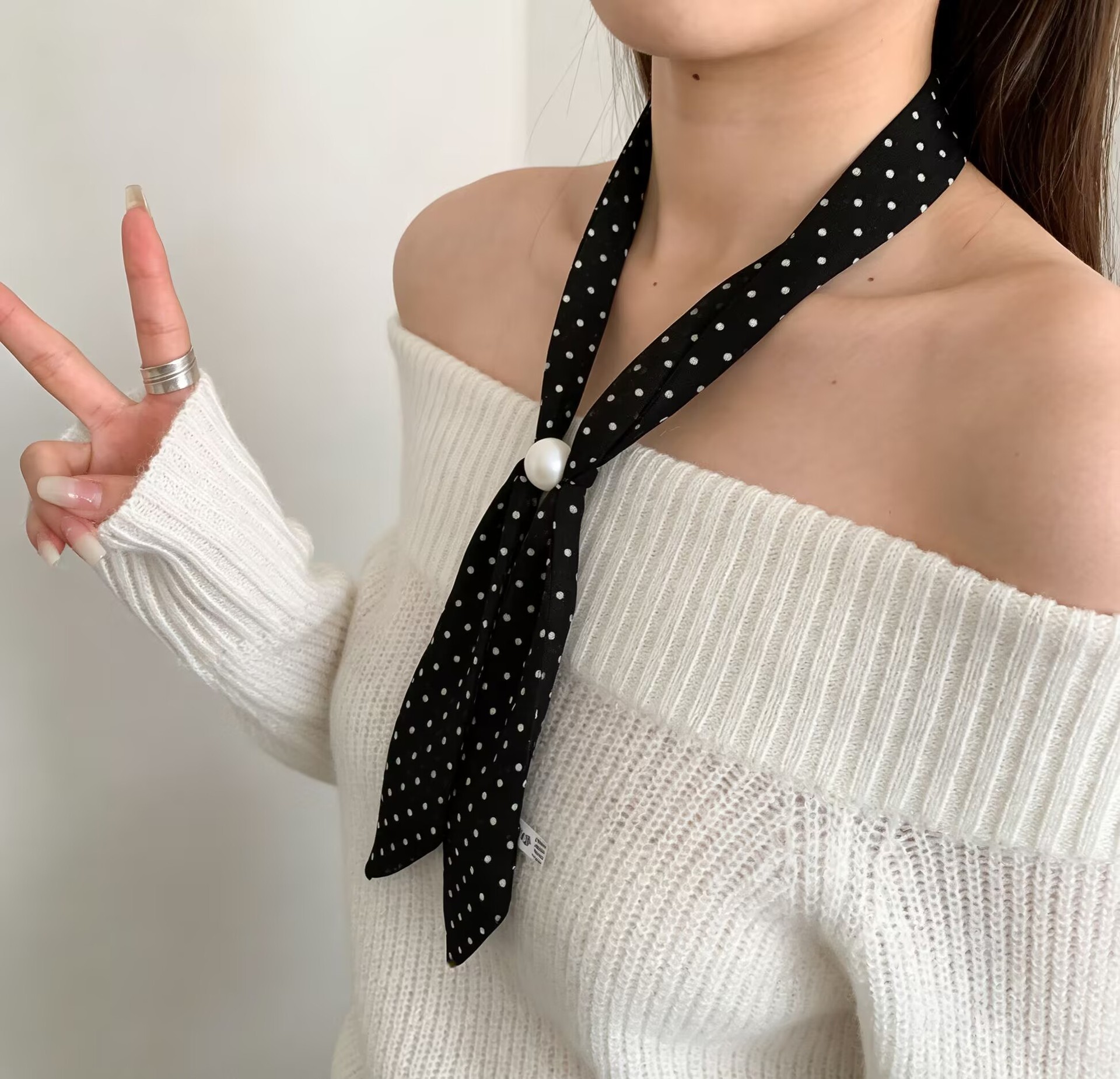 Pearl Buckle Twilly Scarf Wome - огляд і ціна Travel Accessories Neck